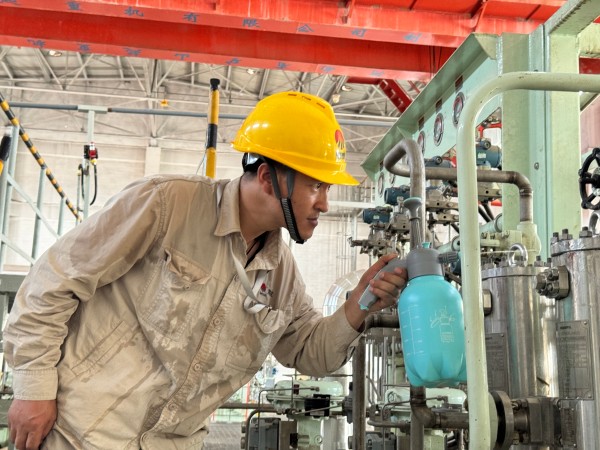 211753054344182471.jpg 工藝人員現場查漏.jpg