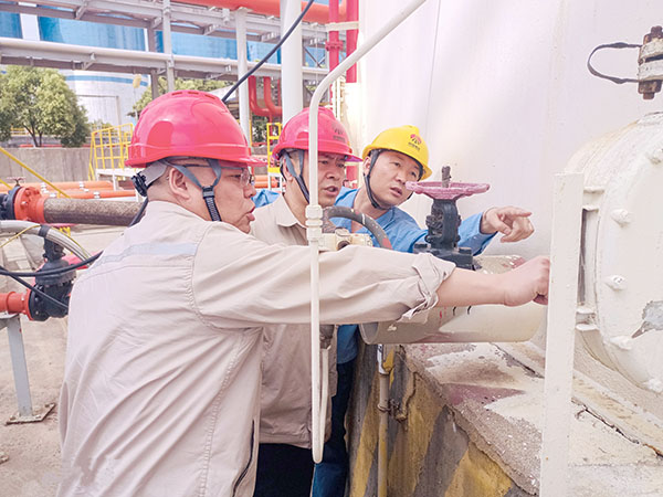 011754016915196695.jpg 7月30日下午,公司副總工程師、生產部安全風險排查工作-圖為630罐區.jpg