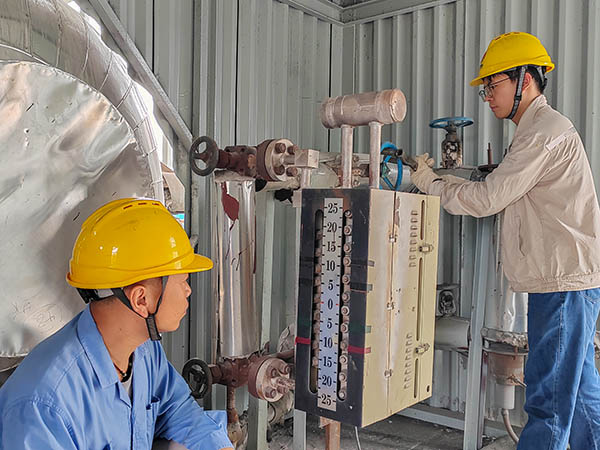 魏高強現(xiàn)場指導(dǎo)董宇斌沖洗汽包水位計.jpg
