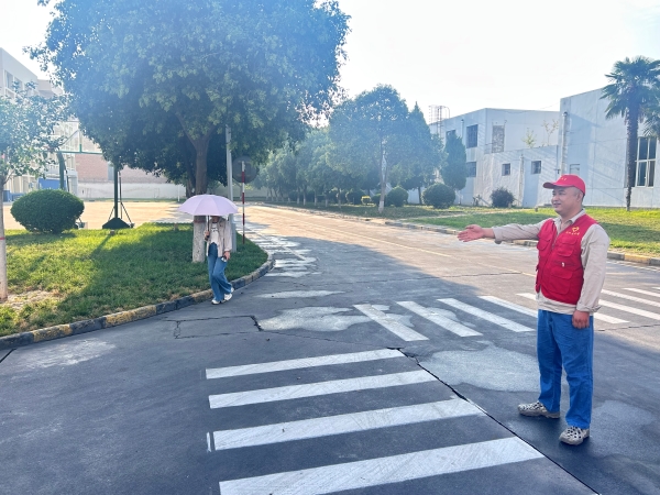 151755218508642294.jpg 廠區(qū)南門路口,引導員積極引導大家按標線行駛.jpg