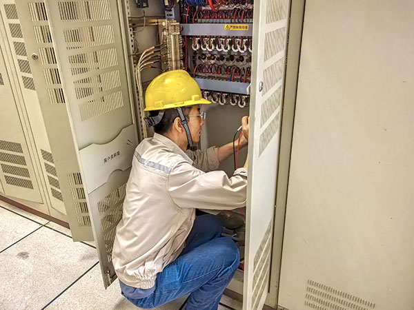 231755879187740613.jpg 8月20日,電氣人員李強正在排查故障.jpg