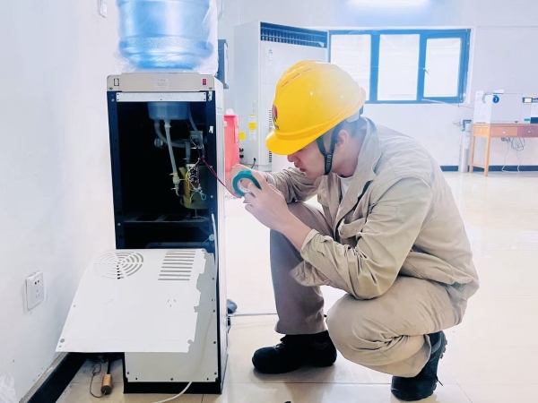 261756192297119119.jpg 2025年中期檢修,彬州公司電儀分部職工劉鵬遠(yuǎn)修理飲水機(jī).jpg