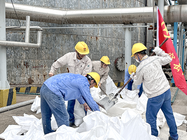 111757561340157819.jpg 9月10日,動(dòng)力車間脫鹽水工段團(tuán)員突擊隊(duì)正在分裝石英砂.jpg