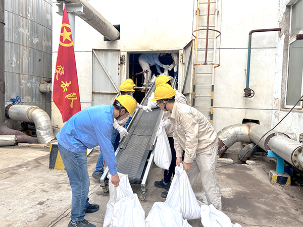 111757561353560456.jpg 9月10日,動(dòng)力車間脫鹽水工段團(tuán)員突擊隊(duì)正在裝填石英砂.jpg