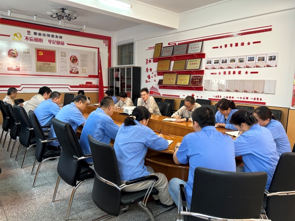 171758072954116155.jpg 2025年9月15日,渭河塑業公司組織全體職工開展網絡安全法律法規專題學習活動。.jpg