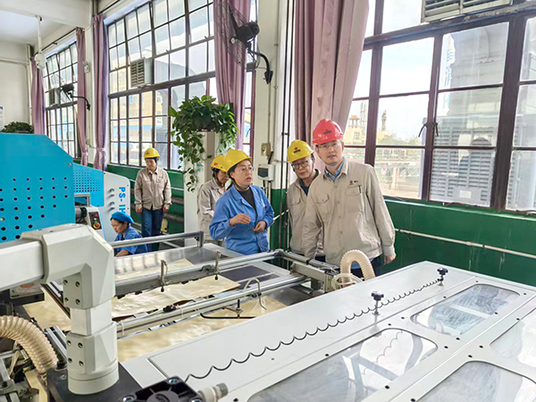 271761534221158697.jpg 黨支部書記帶隊的小組對生產(chǎn)流程細致排查 600.jpg