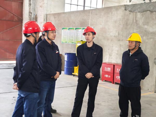 11月5日，公司領導任黨宏深入庫房檢查 (2)(1).jpg