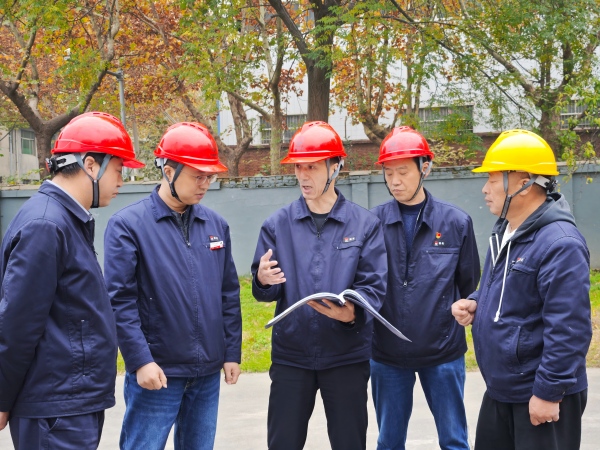 11月5日，公司領導任黨宏深入庫房檢查 (1)(1)  600.jpg