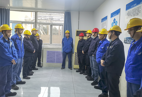 071762506564465199.jpg 班前會車間安全員對班組進行隨機消氣防知識提問.jpg