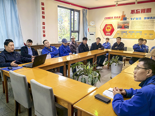 071762506578194343.jpg 車間安全月對班組進行消、氣防知識培訓.jpg