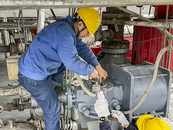 11月7日立冬當(dāng)天，冒著寒風(fēng)細(xì)雨，計(jì)控電儀部?jī)x表工們正在現(xiàn)場(chǎng)進(jìn)行檢修工作，為冬季裝置平穩(wěn)運(yùn)行筑牢安全屏障3  futu.jpg