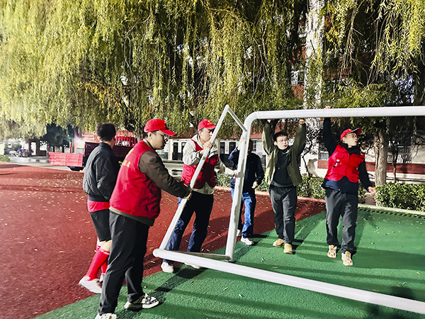 101762736938305555.jpg 2025年11月8日渭化集團(tuán)“安康杯”足球賽決賽-搬運(yùn)器材.jpg