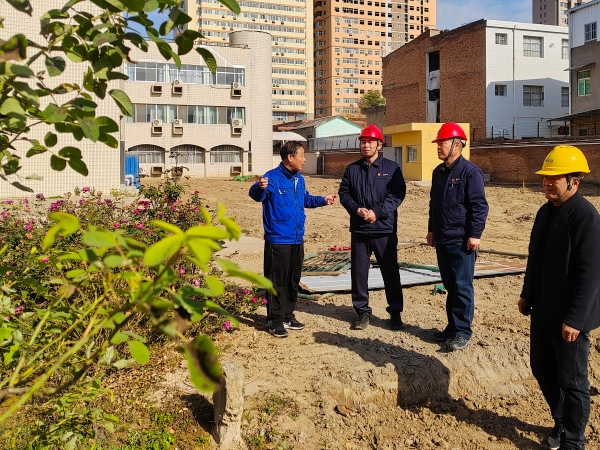 211763713707500088.jpg 11月20日上午,集團(tuán)公司黨委書(shū)記、董事長(zhǎng)、總經(jīng)理趙強(qiáng)親臨辦公樓南側(cè)綠化改造升級(jí)工程現(xiàn)場(chǎng)實(shí)地督導(dǎo)工作-1.jpg