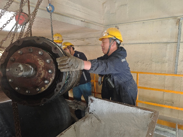 081765155825813887.jpg 黨劉偉進行滾筒的復位吊裝作業(1).jpg